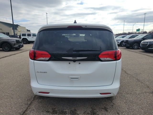 Used 2023 Chrysler Voyager LX image 23