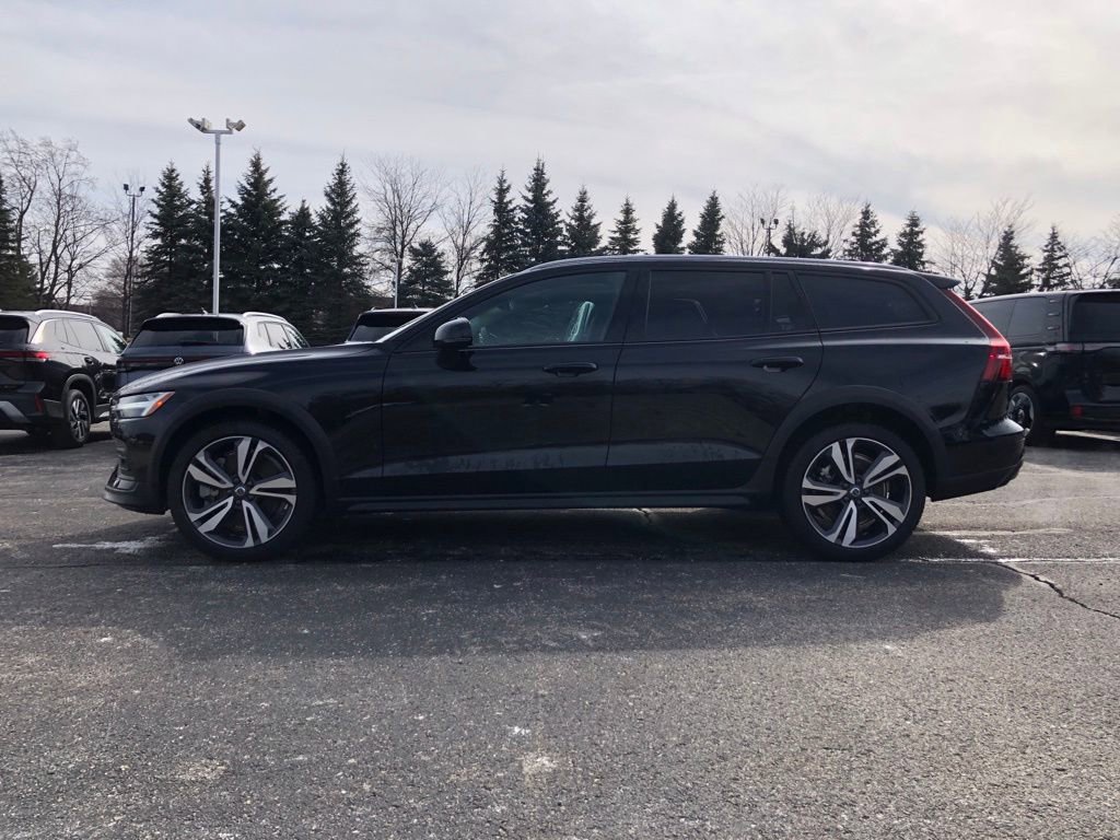 Used 2025 Volvo V60 B5 Cross Country Plus image 4