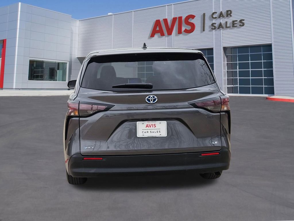 Used 2025 Toyota Sienna LE FWD image 5