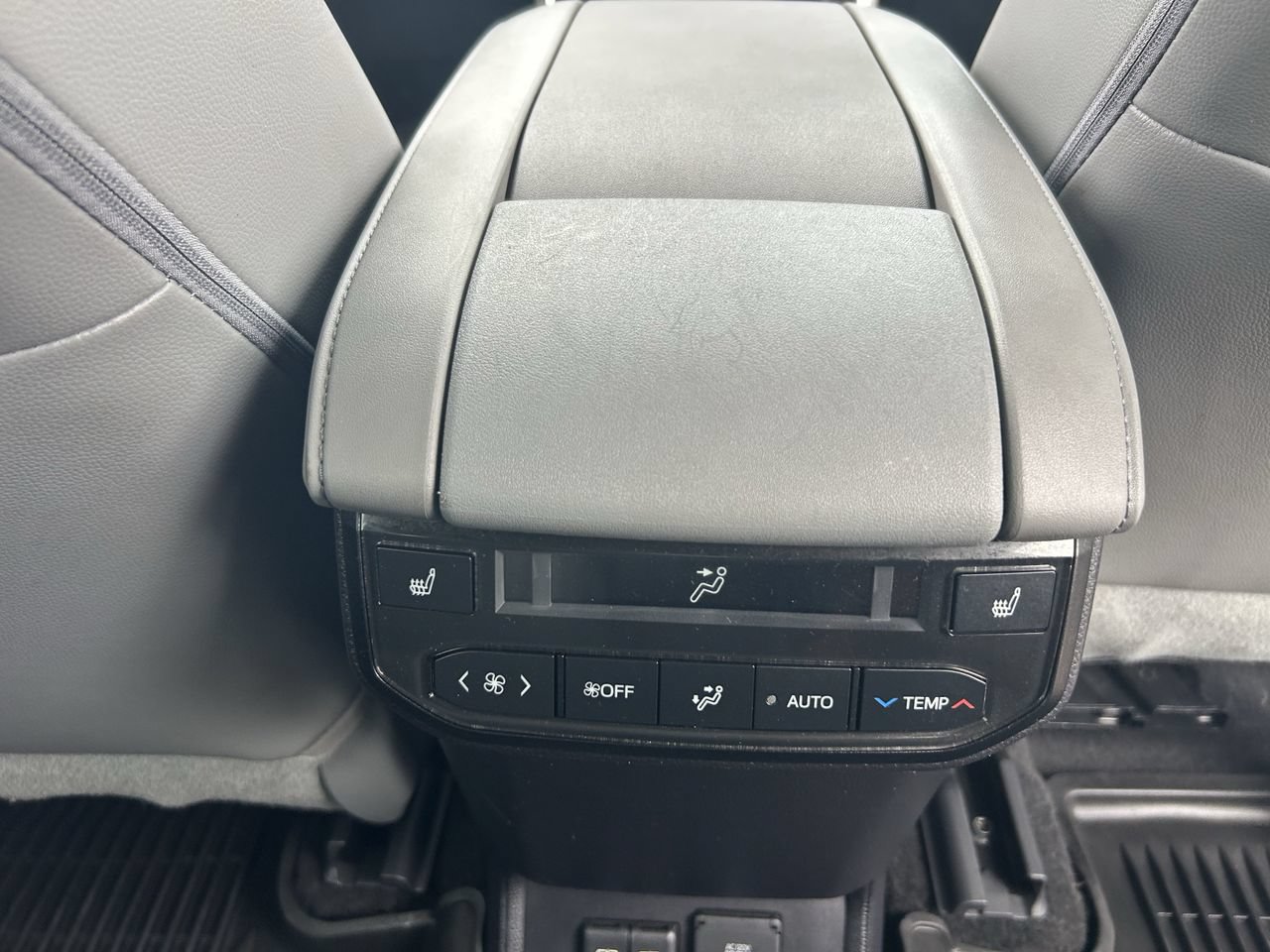 Used 2023 Toyota Highlander Platinum FWD image 17