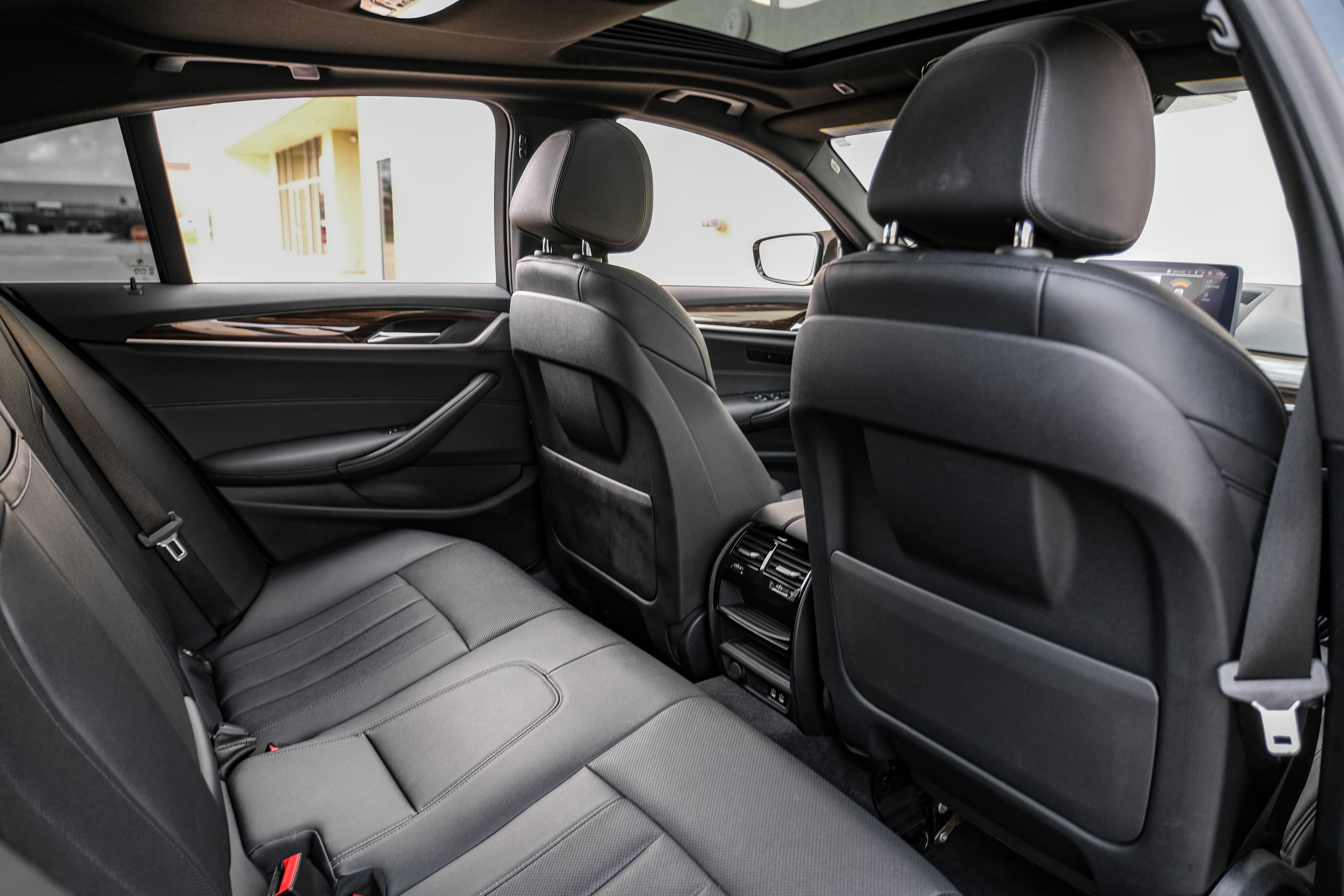Used 2021 BMW 540i w/ Convenience Package image 36