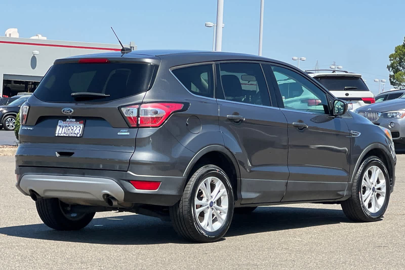 Used 2017 Ford Escape SE FWD image 2
