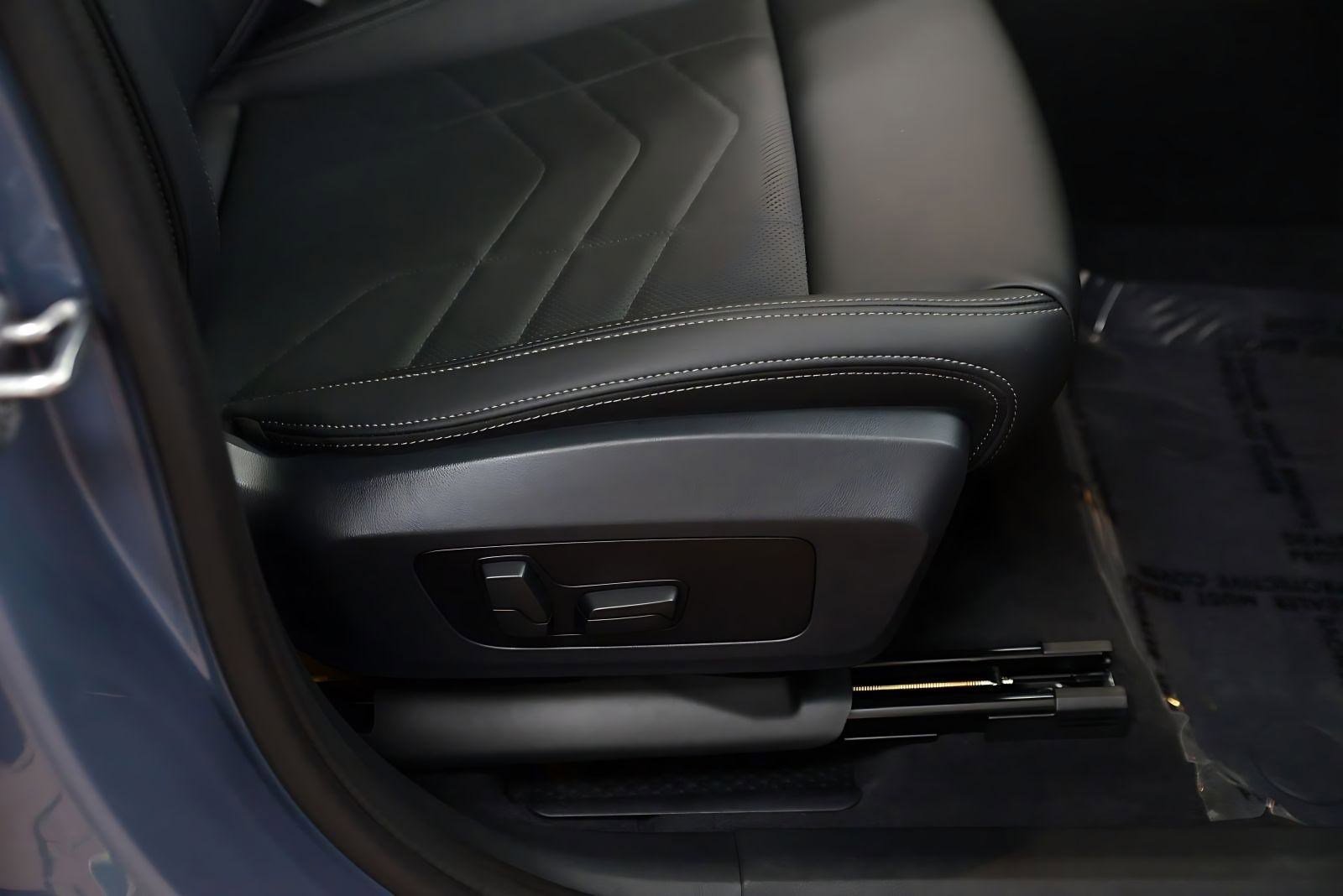 Certified 2025 BMW X2 xDrive28i image 9