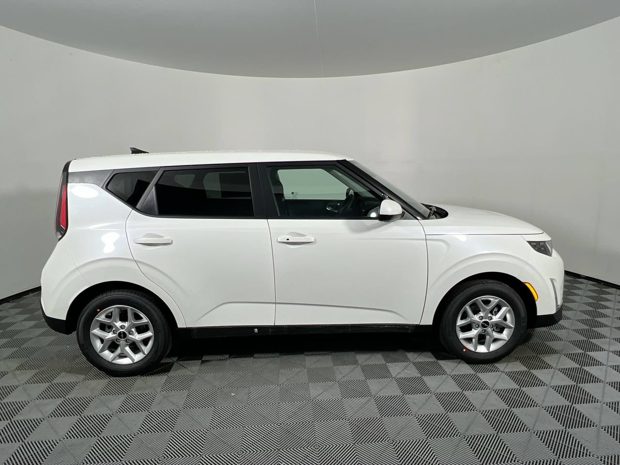 Used 2023 Kia Soul LX w/ Option Group 015 FWD image 2