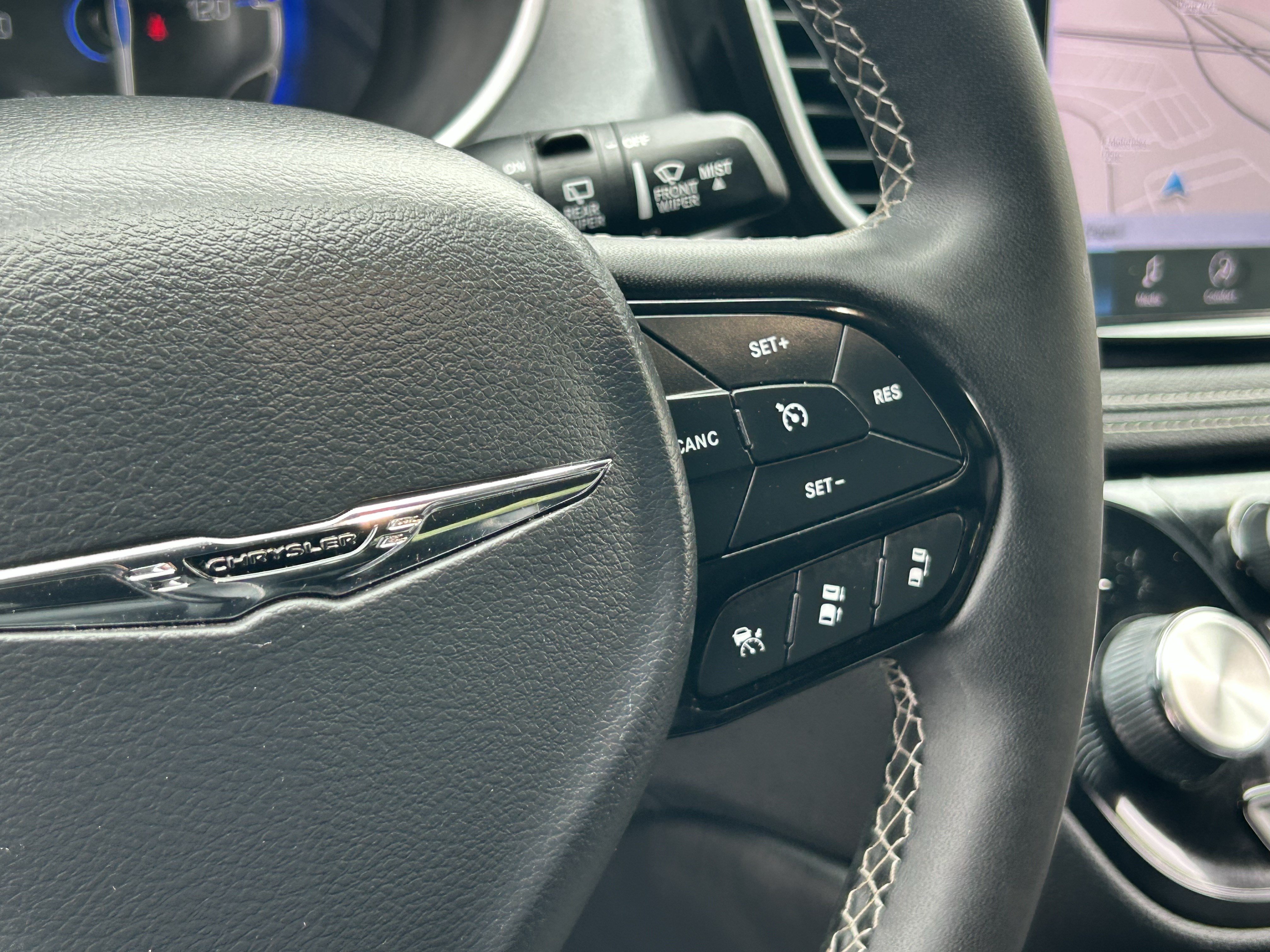 Used 2025 Chrysler Pacifica Limited FWD image 30