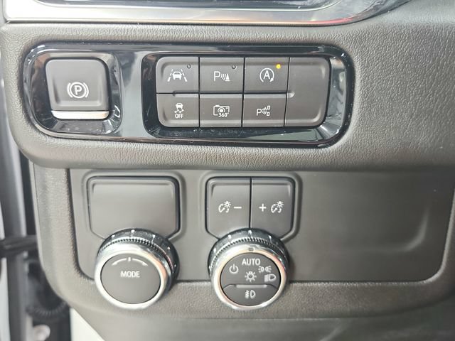 Used 2025 GMC Yukon Denali RWD image 25