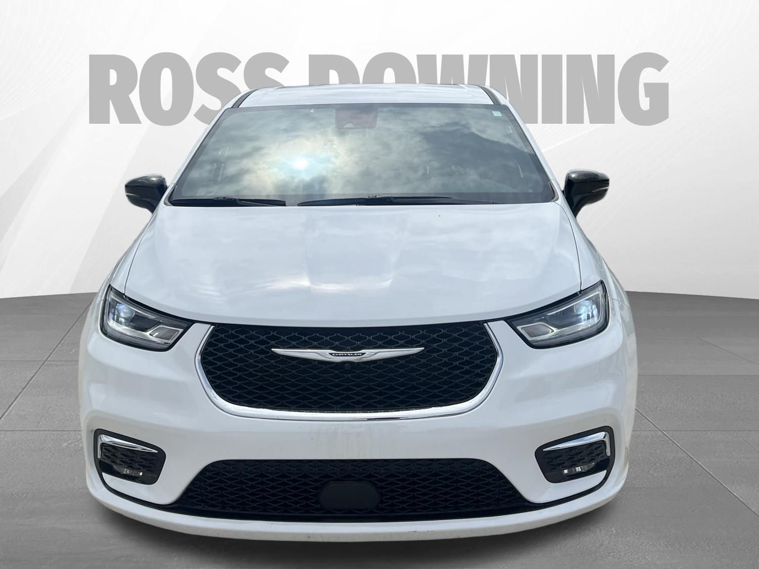 Used 2025 Chrysler Pacifica Select FWD image 2