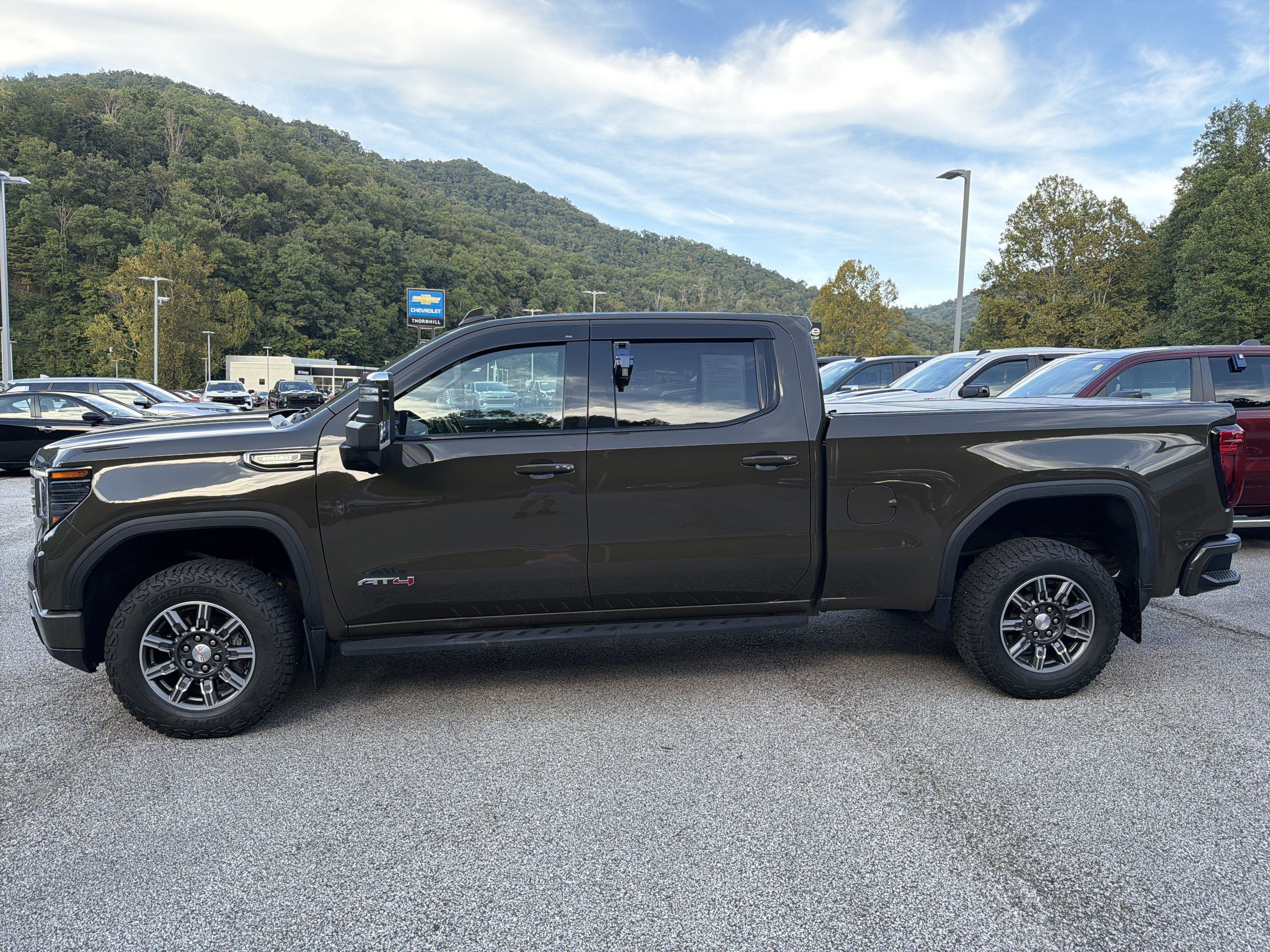 Used 2024 GMC Sierra 1500 AT4 w/ Technology Package AWD/4WD image 5