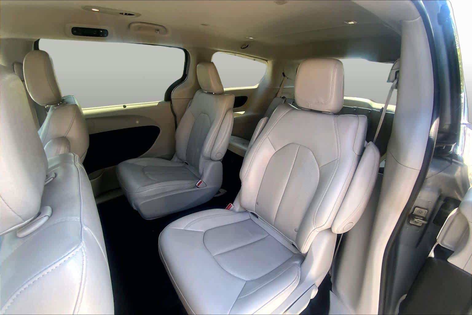 Used 2021 Chrysler Pacifica Touring-L FWD image 18
