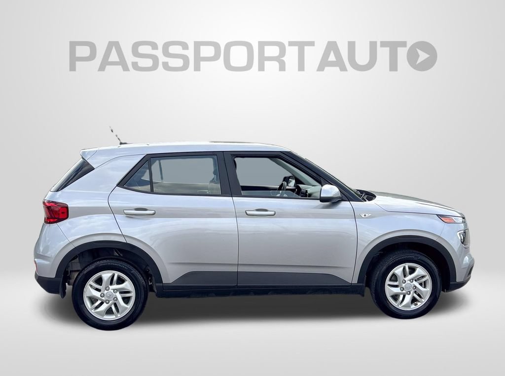 Used 2025 Hyundai Venue SE FWD image 9