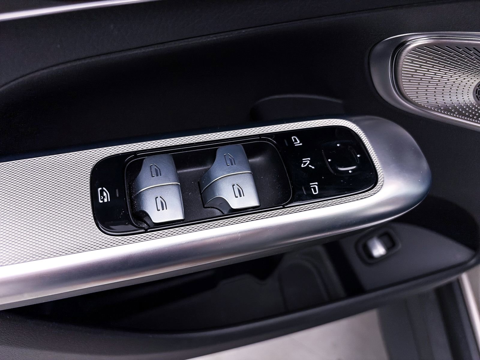 Used 2024 Mercedes-Benz GLC 300 4MATIC w/ AMG Line image 18