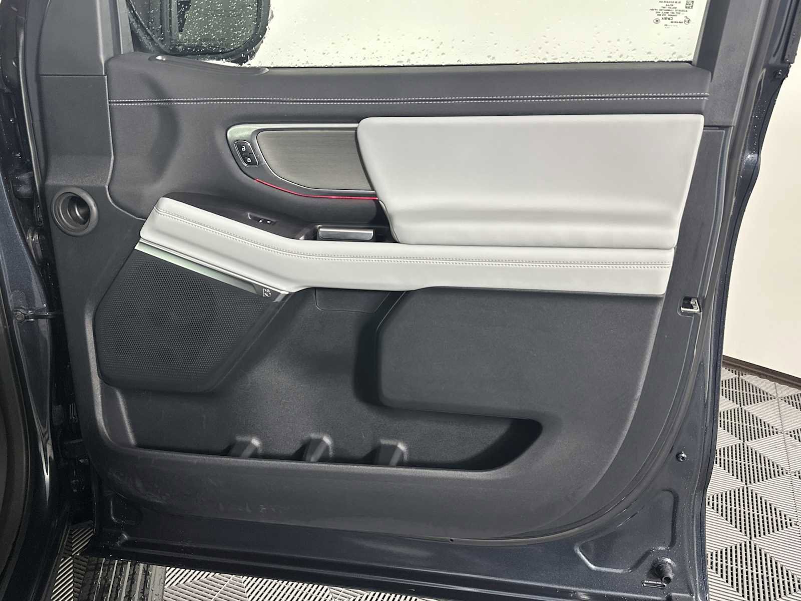 Used 2025 Ford Expedition Max Platinum AWD/4WD image 17