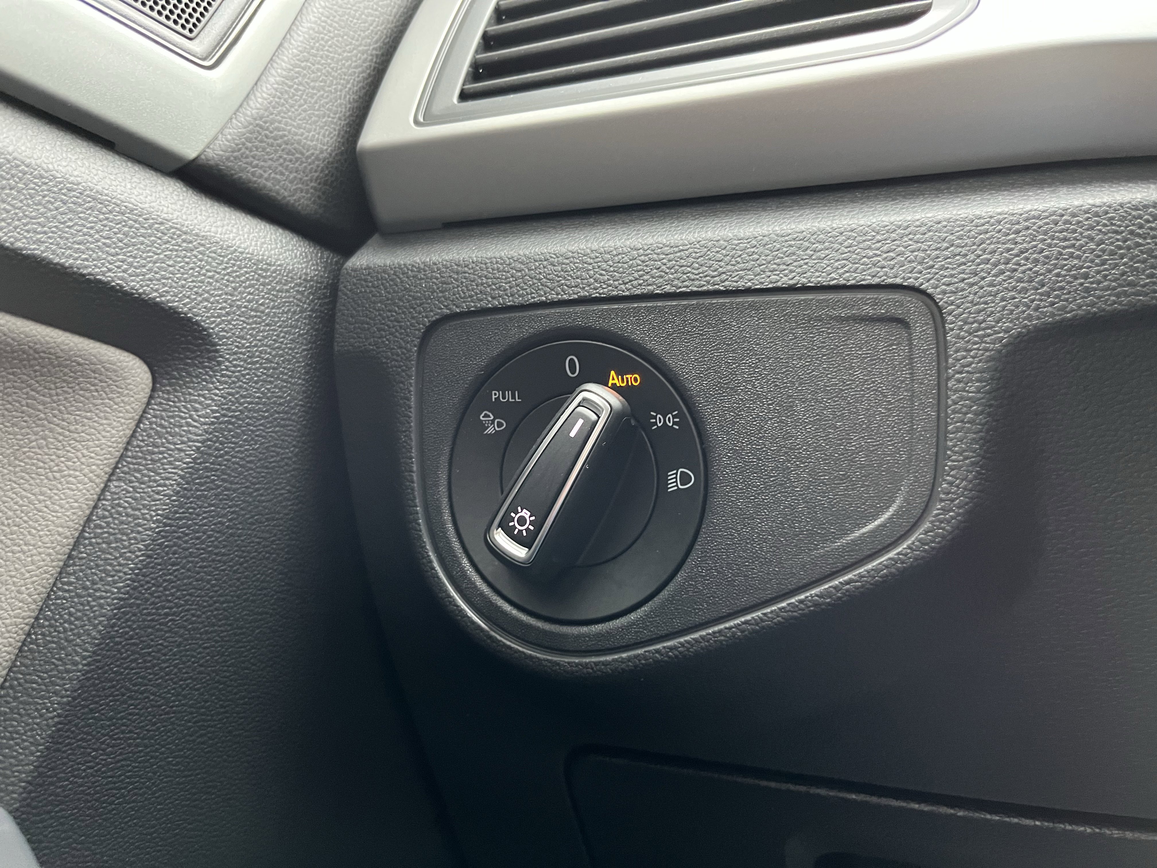 Used 2021 Volkswagen Atlas SE image 35