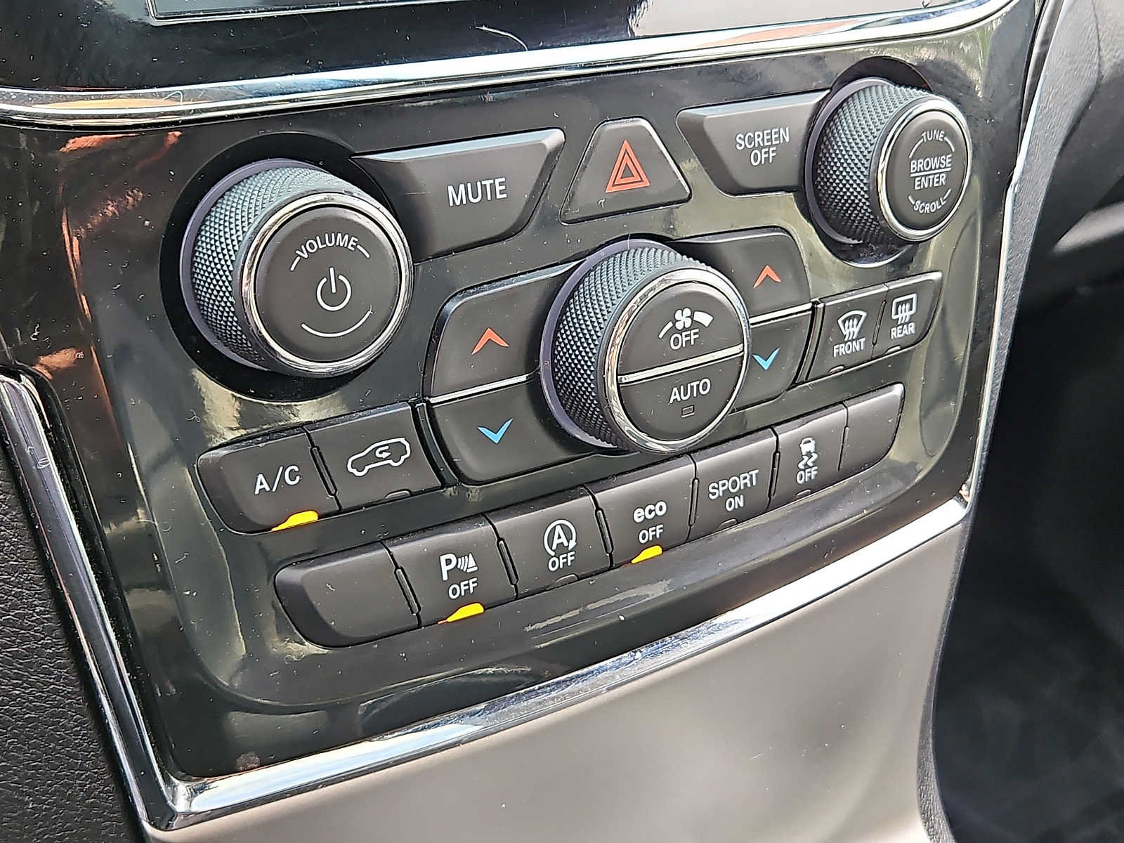 Used 2020 Jeep Grand Cherokee Limited AWD/4WD image 17