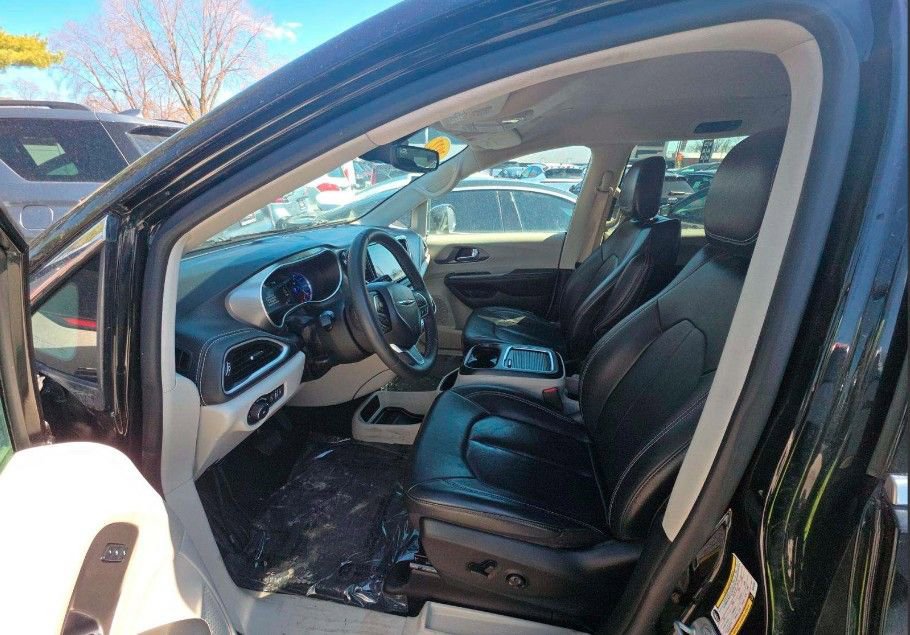 Used 2022 Chrysler Pacifica Touring-L FWD image 5