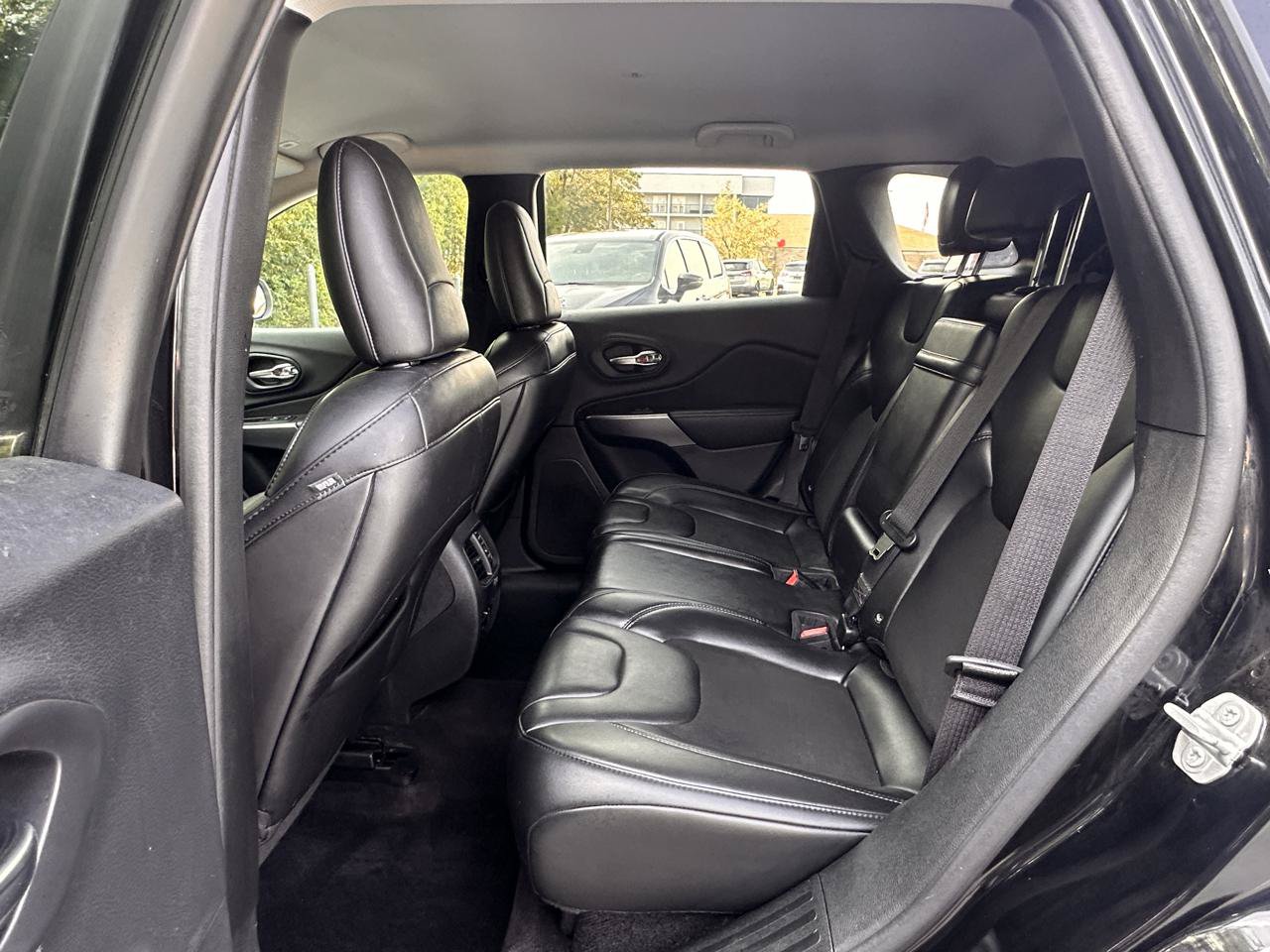 Used 2019 Jeep Cherokee Latitude Plus w/ Comfort/Convenience Group FWD image 12