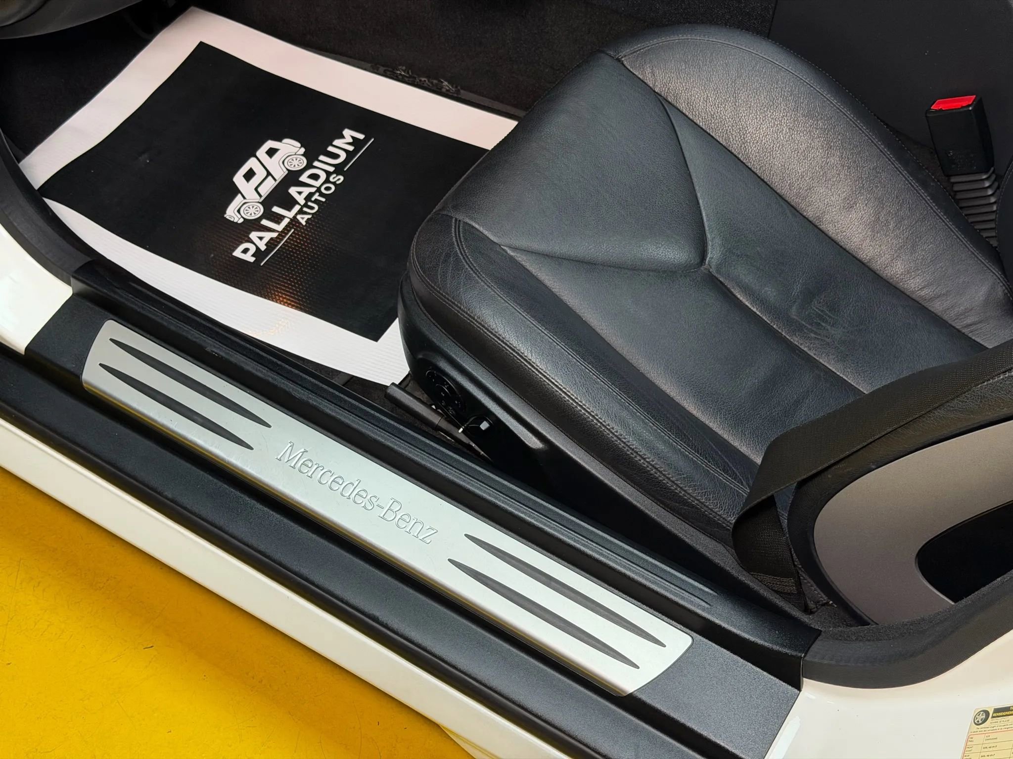 Used 2011 Mercedes-Benz SLK 300 image 23