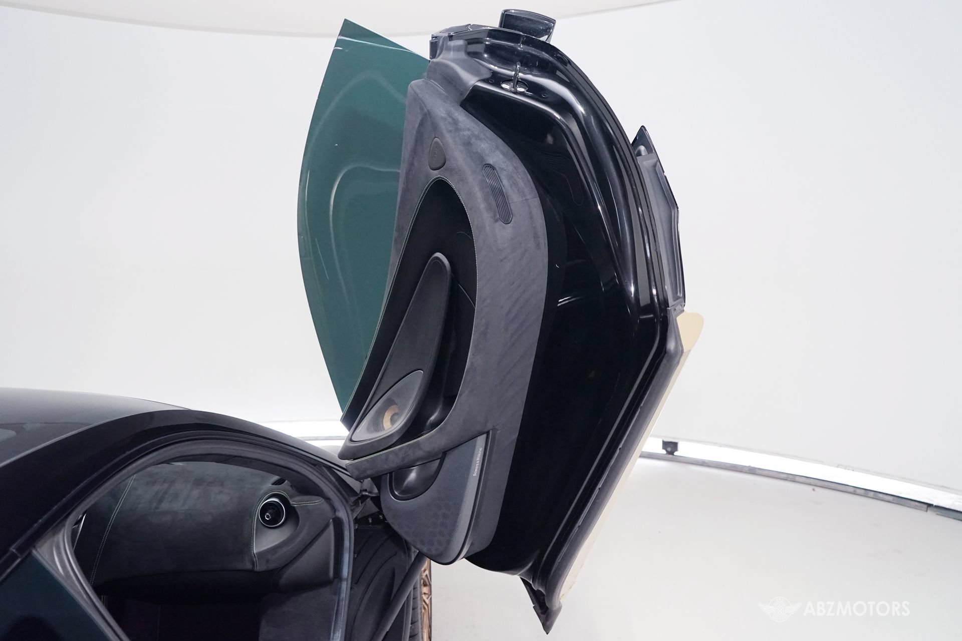 Used 2017 McLaren 570S RWD image 10
