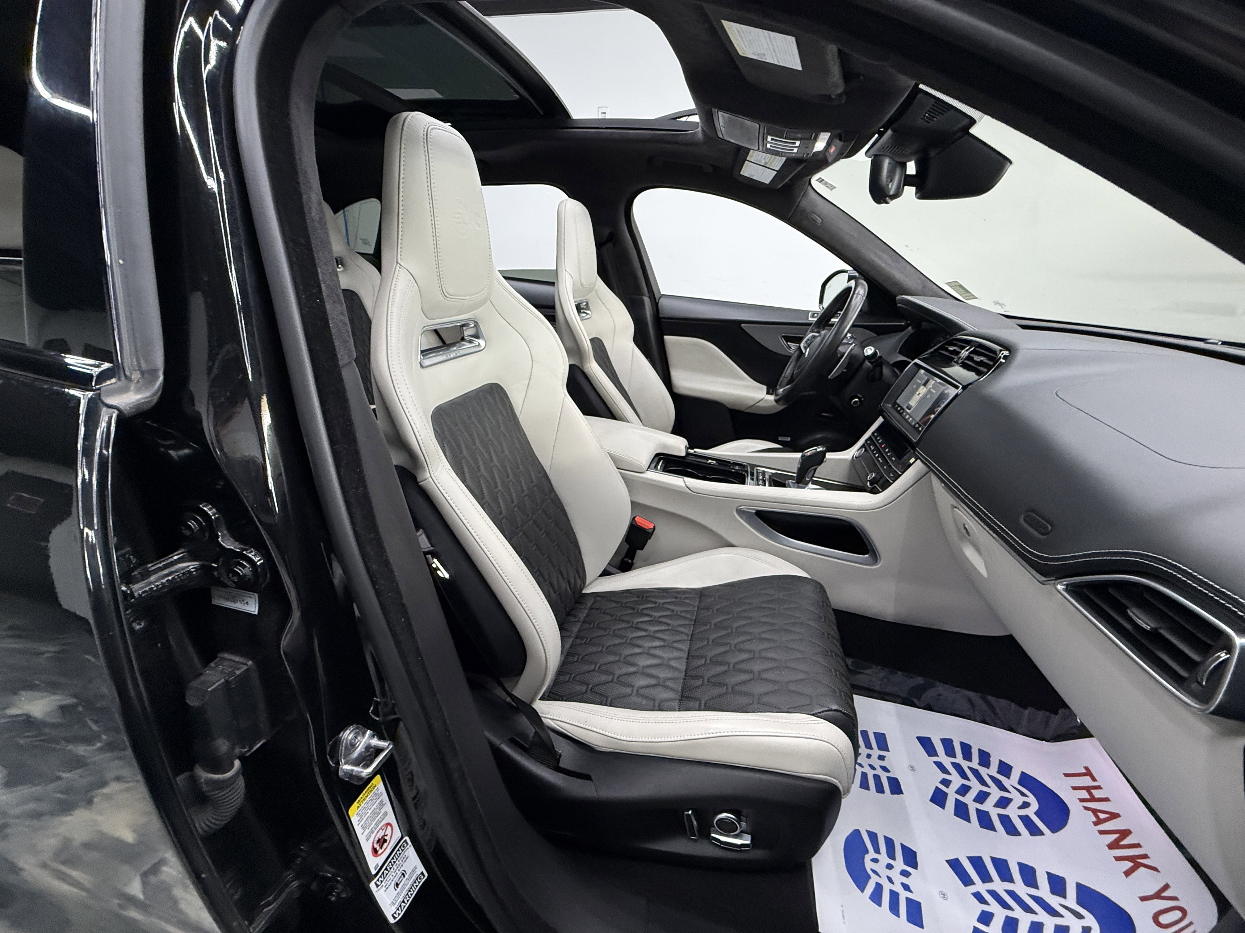Used 2020 Jaguar F-PACE SVR image 23