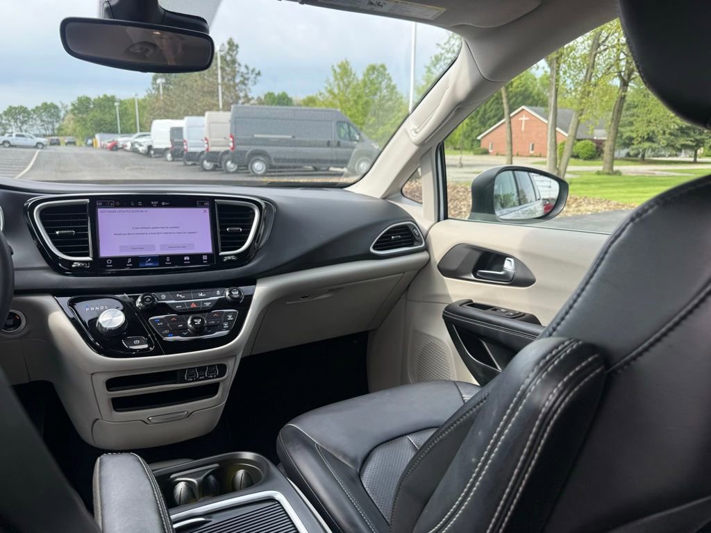 Used 2023 Chrysler Pacifica Touring-L FWD image 39