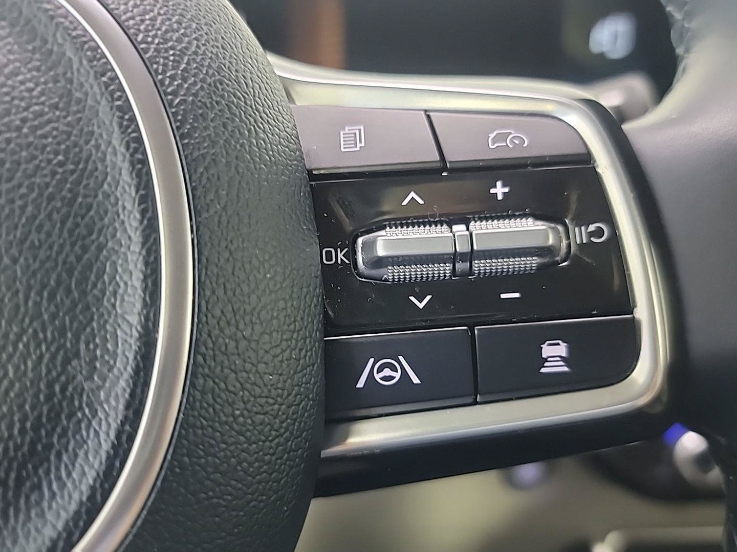 Used 2026 Kia Carnival EX FWD image 29