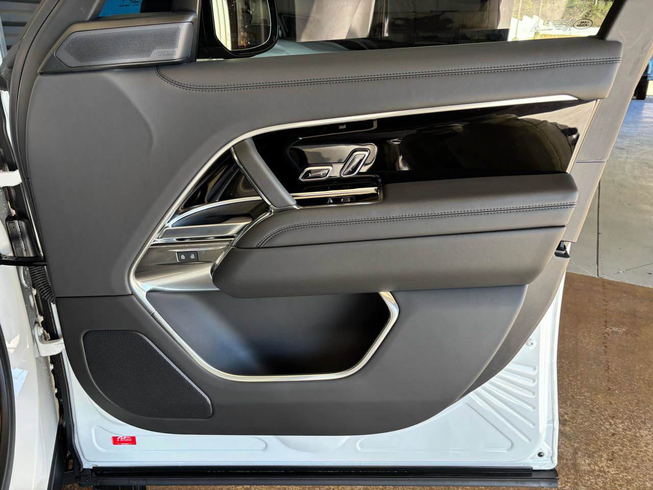 Used 2025 Land Rover Range Rover Long Wheelbase SE image 22