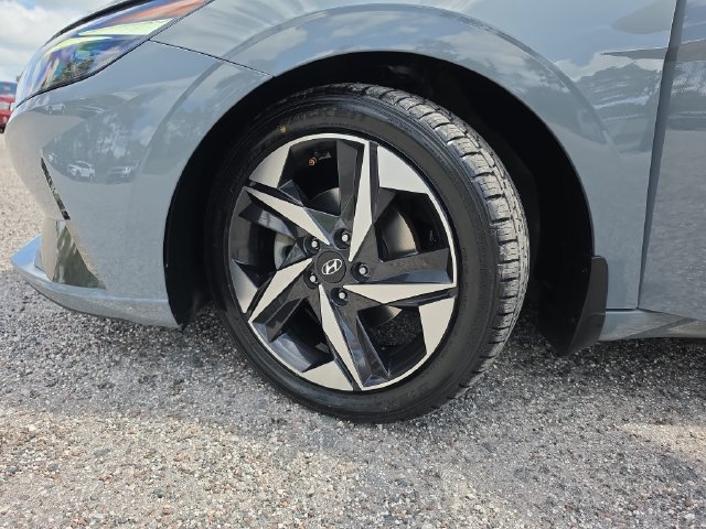 Used 2022 Hyundai Elantra Limited FWD image 28
