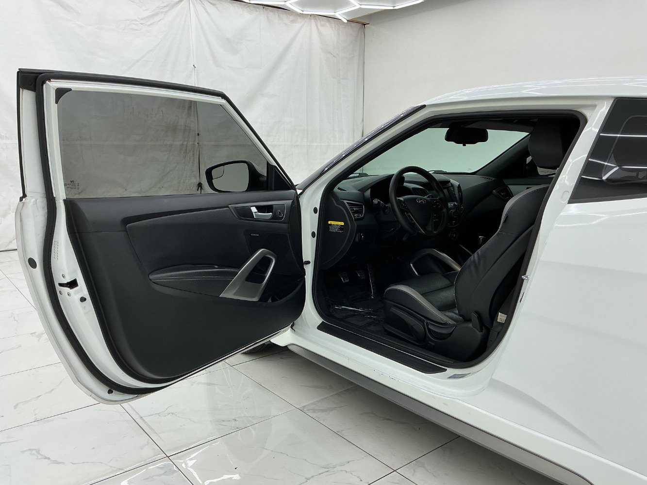 Used 2016 Hyundai Veloster Turbo FWD image 16