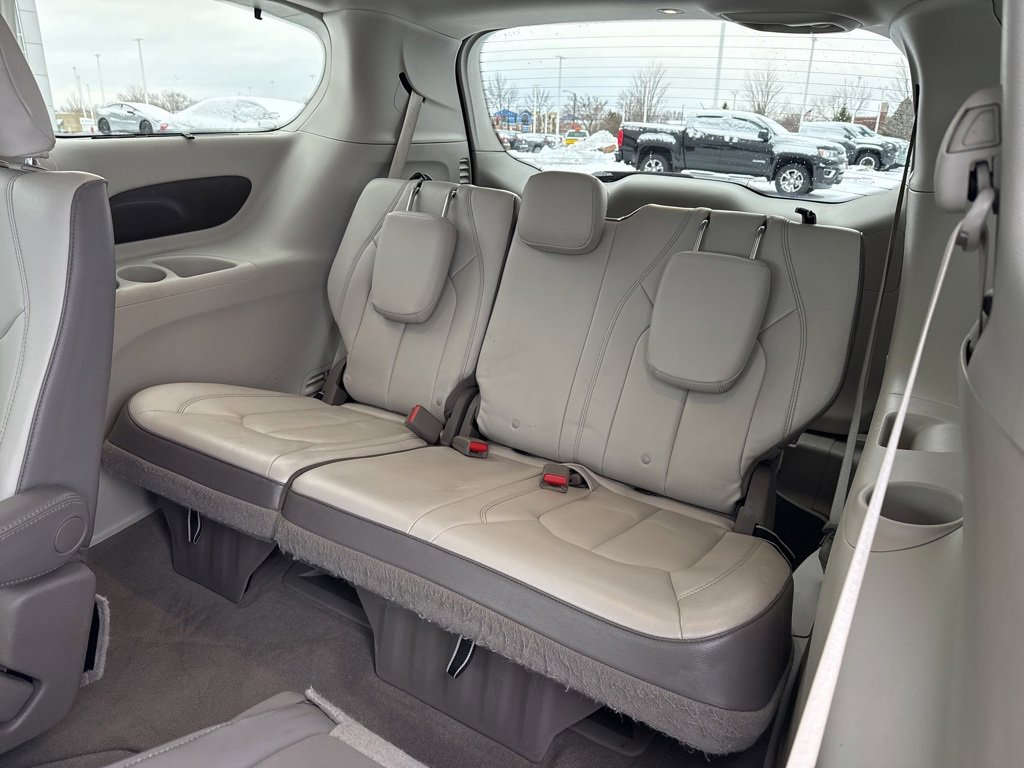 Used 2017 Chrysler Pacifica Touring-L image 10