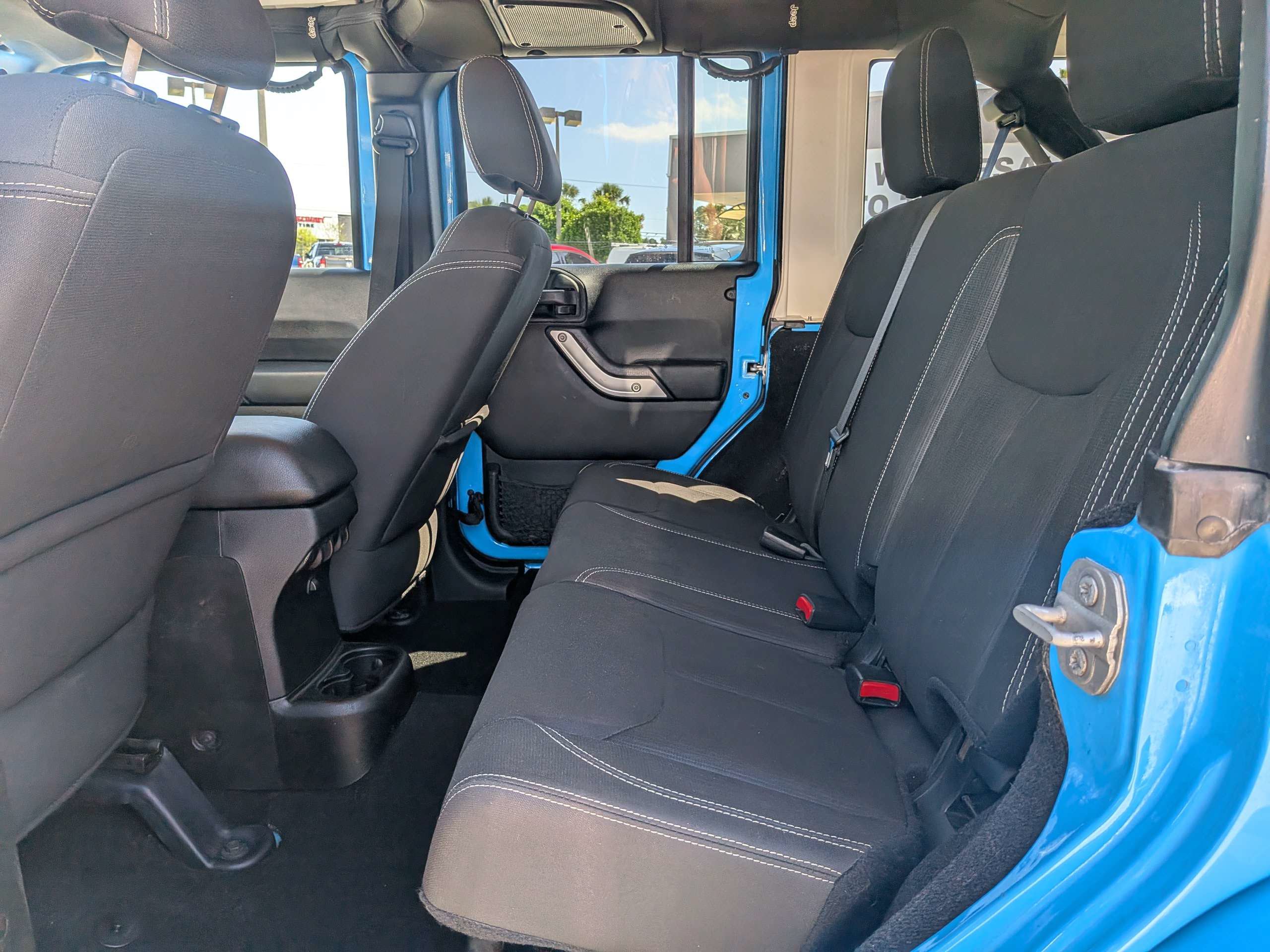Used 2017 Jeep Wrangler Unlimited Sahara w/ Connectivity Group AWD/4WD image 13