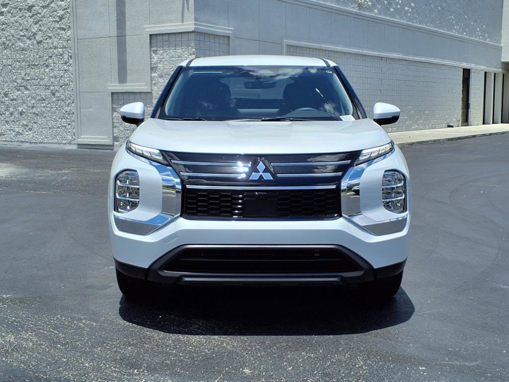 New 2025 Mitsubishi Outlander ES image 3