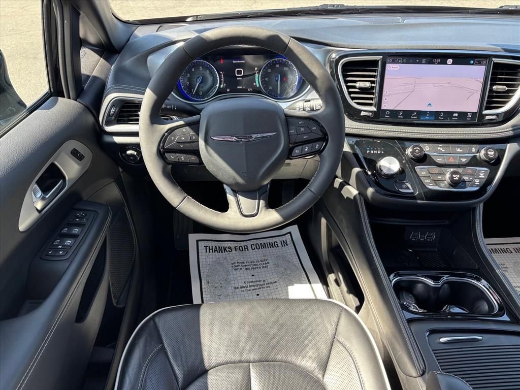 Used 2025 Chrysler Pacifica Limited image 3