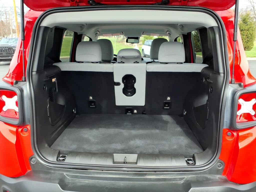 Used 2022 Jeep Renegade Latitude w/ Convenience Group AWD/4WD image 17