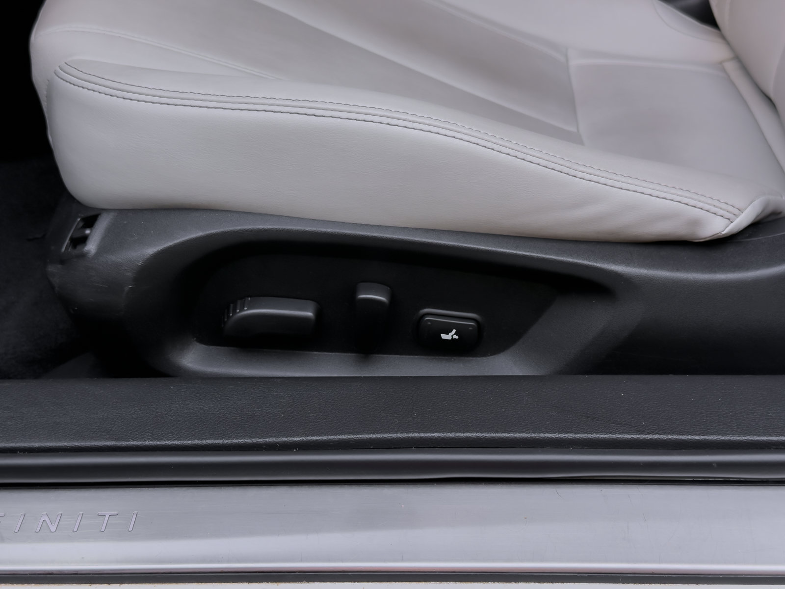 Used 2017 INFINITI Q60 3.0t w/ Premium Plus Package 3.0T RWD image 59