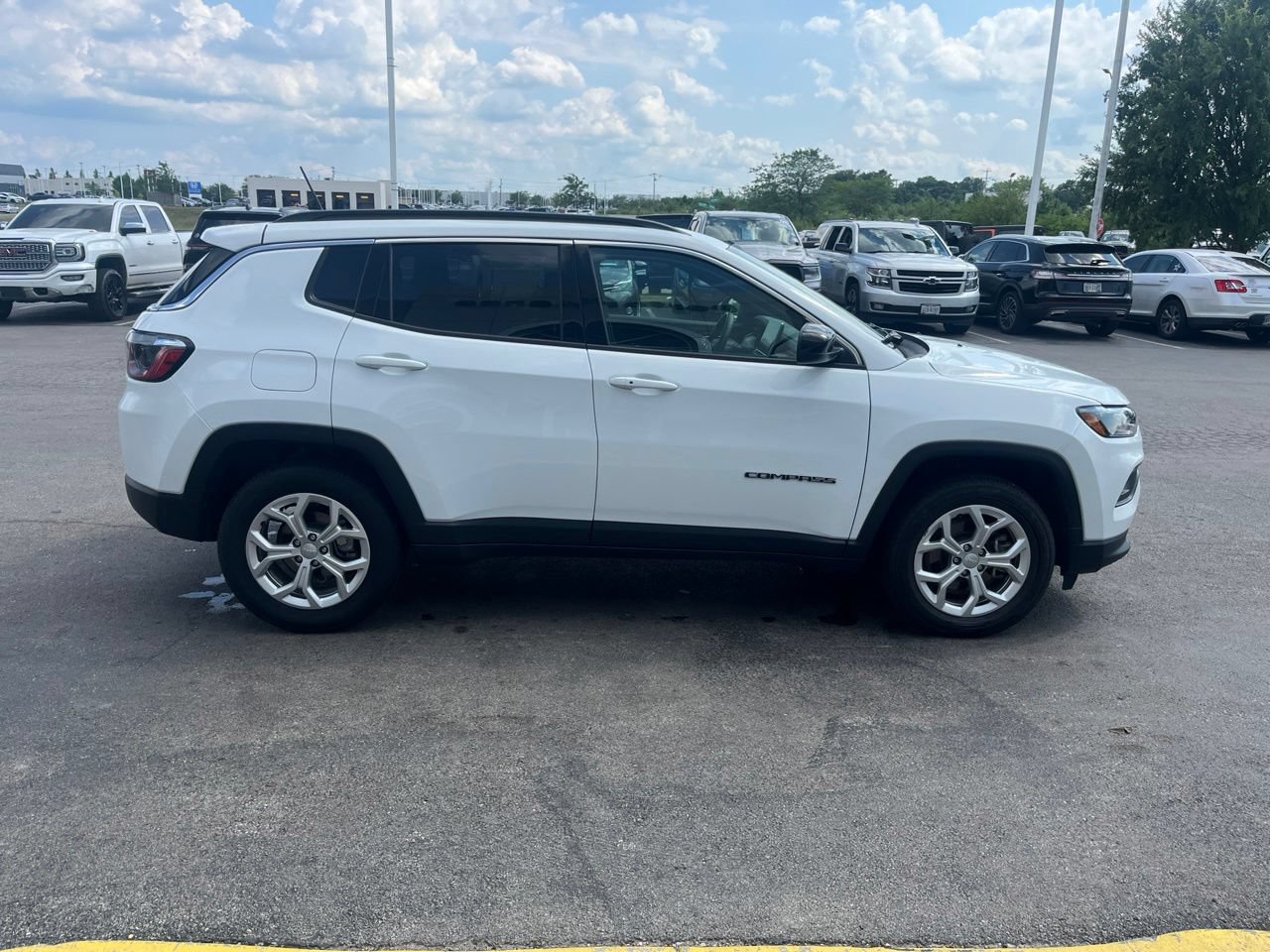 Used 2024 Jeep Compass Latitude AWD/4WD image 2