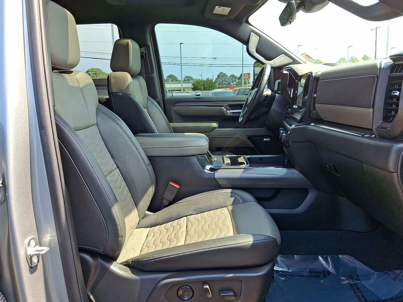 Used 2024 Chevrolet Silverado 2500 ZR2 w/ Technology Package AWD/4WD image 35