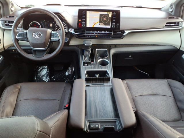 Used 2021 Toyota Sienna Platinum FWD image 4