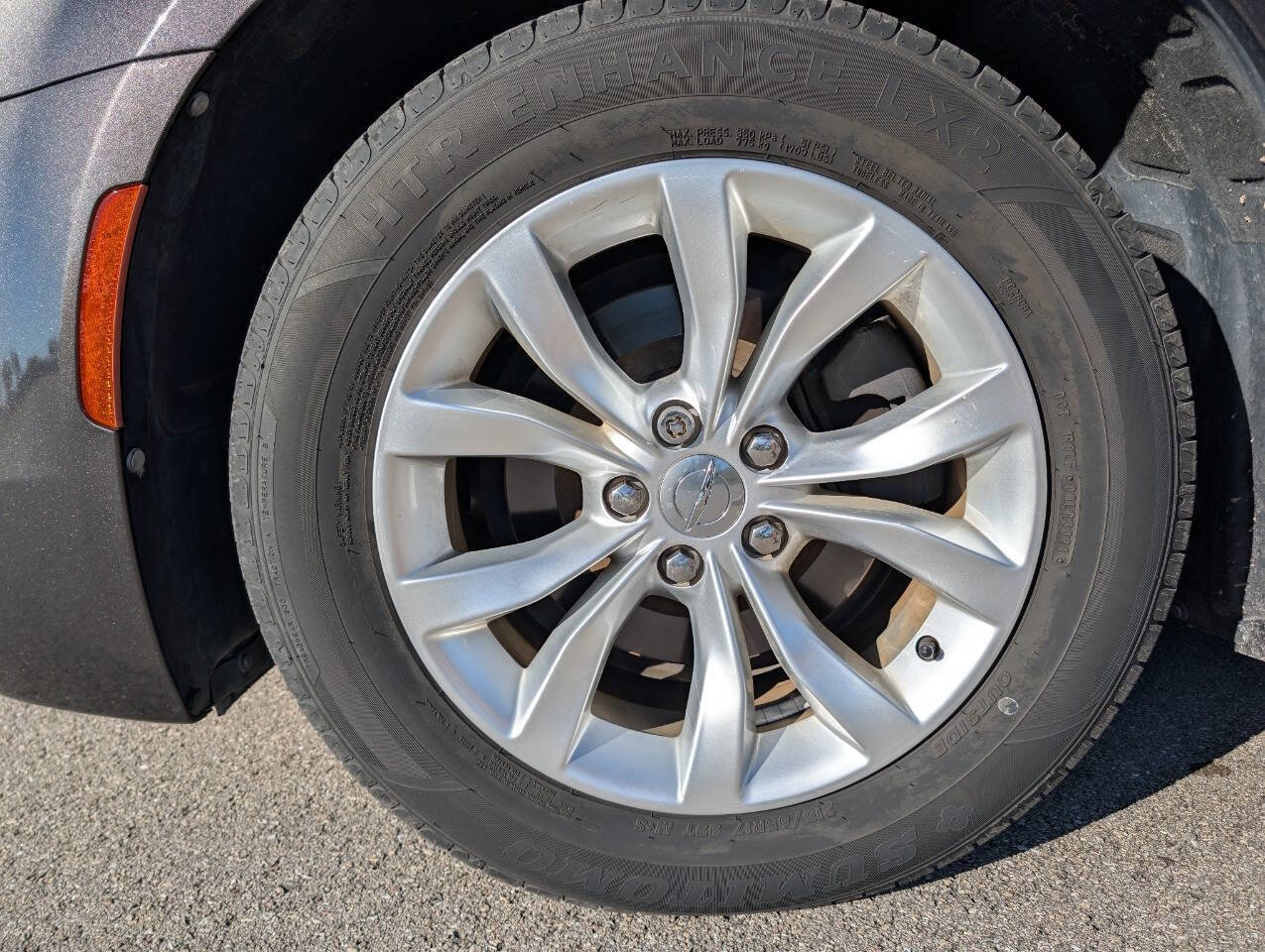 Used 2016 Chrysler 300 Limited w/ Driver Convenience Group image 29