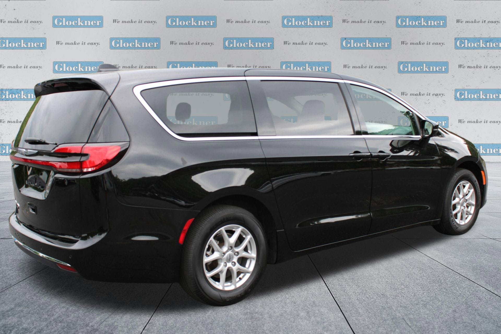 Used 2024 Chrysler Pacifica Touring-L FWD image 6