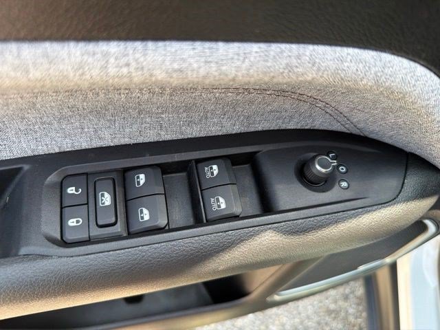 Used 2022 Jeep Compass Latitude w/ Sun and Sound Group AWD/4WD image 13