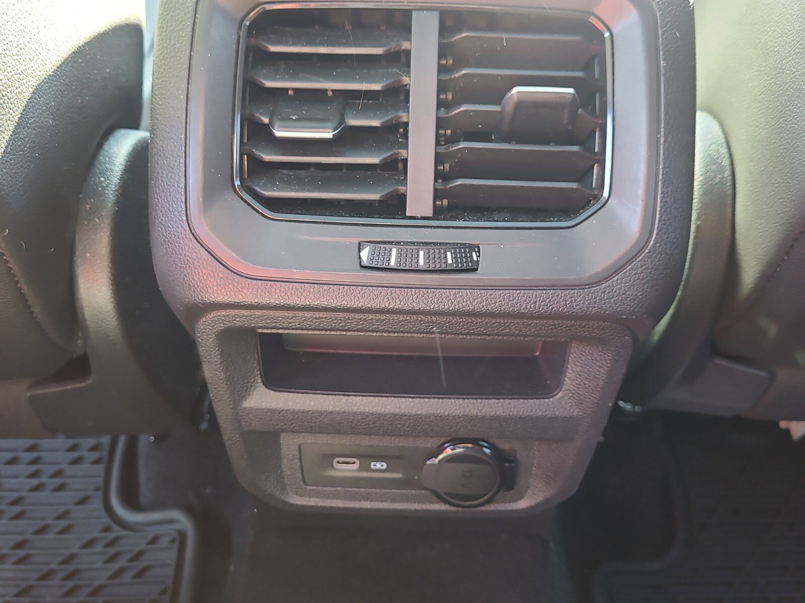 Used 2023 Volkswagen Tiguan SE image 11