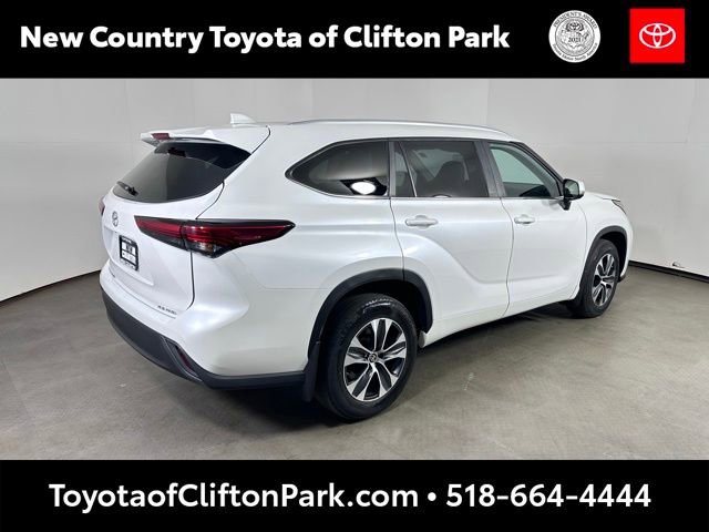Used 2023 Toyota Highlander XLE image 3