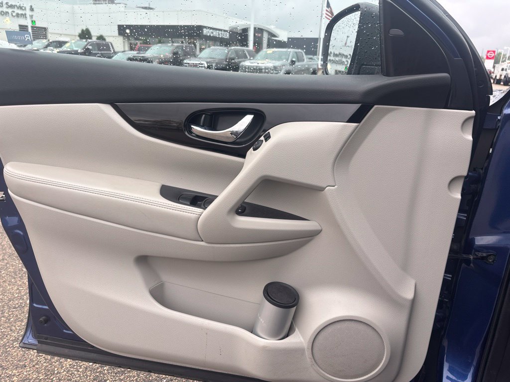 Used 2022 Nissan Rogue Sport SV AWD/4WD image 16