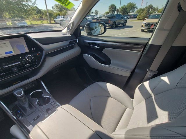 Used 2024 Toyota Highlander Limited image 3