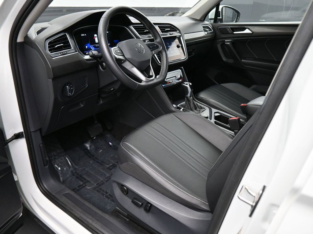 Used 2024 Volkswagen Tiguan SE image 2