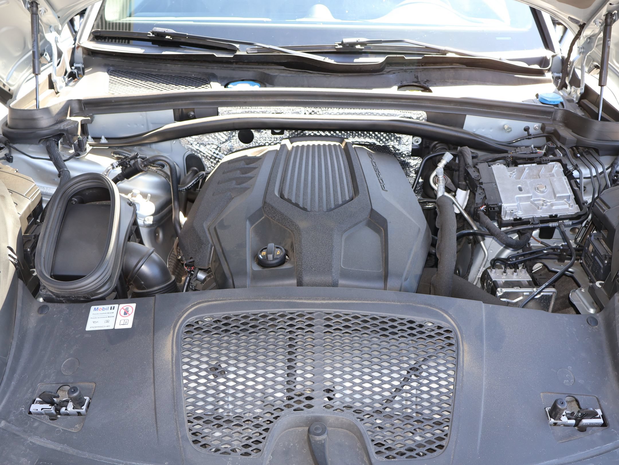 Certified 2024 Porsche Macan Turbo AWD/4WD image 34