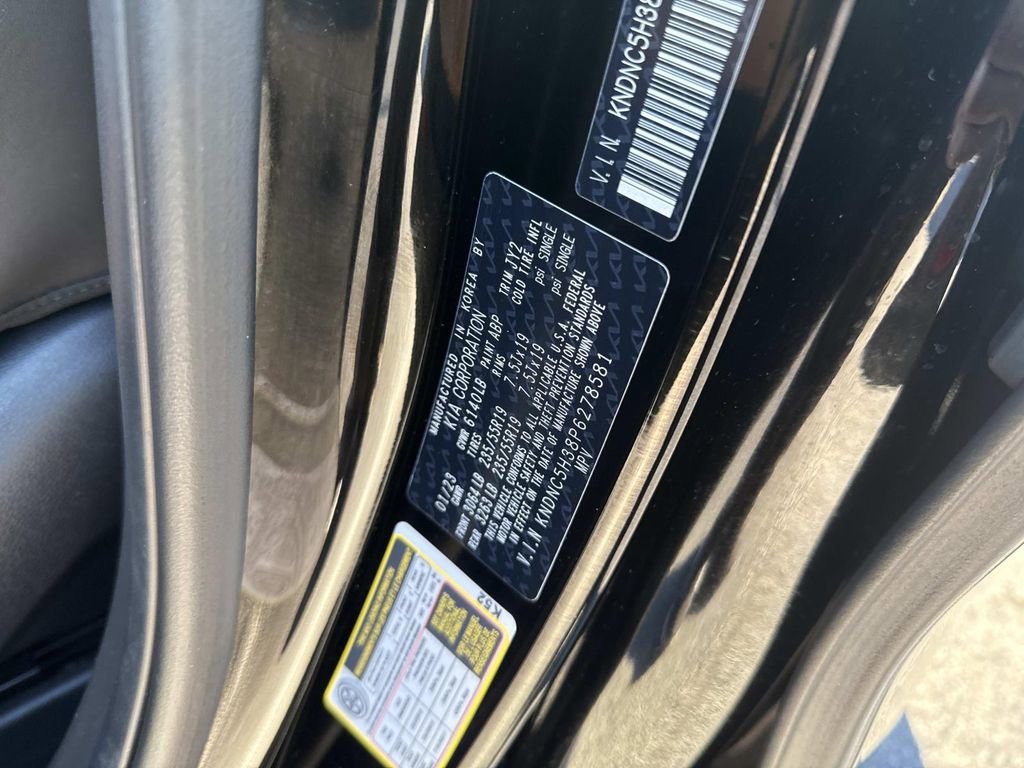 Used 2023 Kia Carnival EX image 20