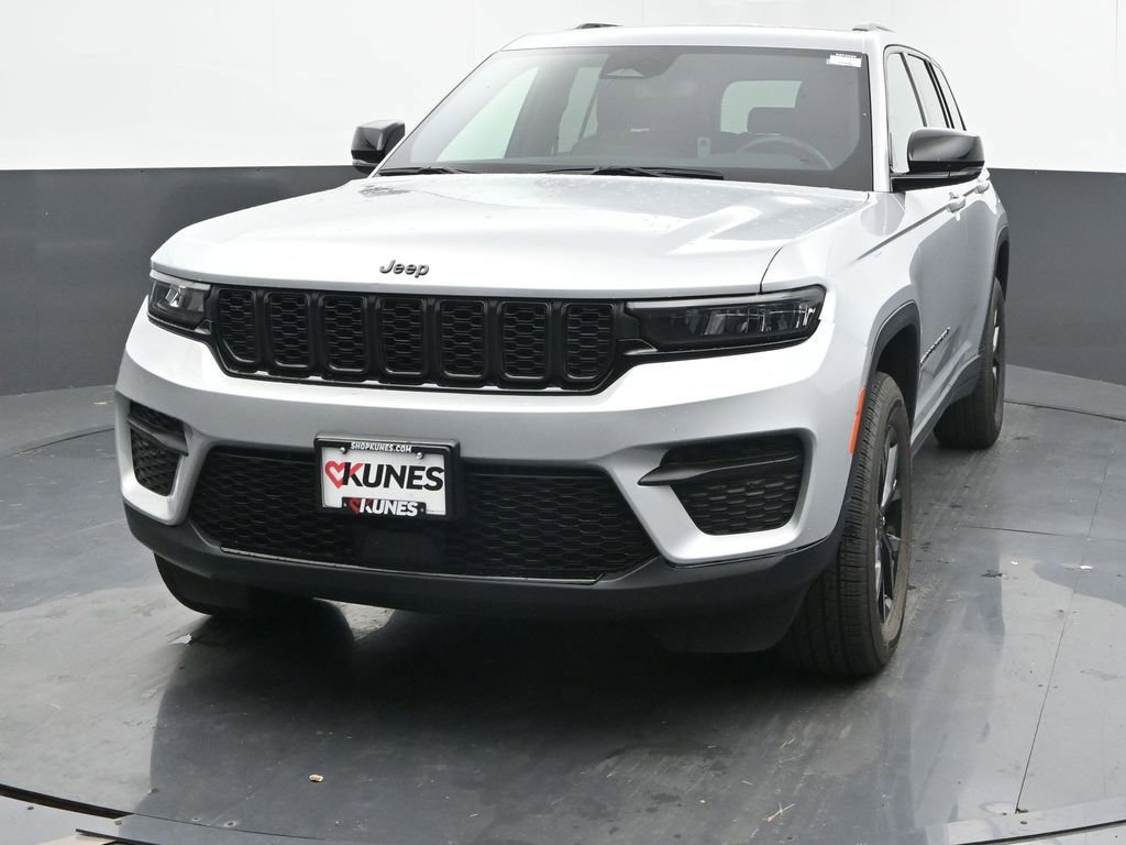 Used 2024 Jeep Grand Cherokee Altitude image 4