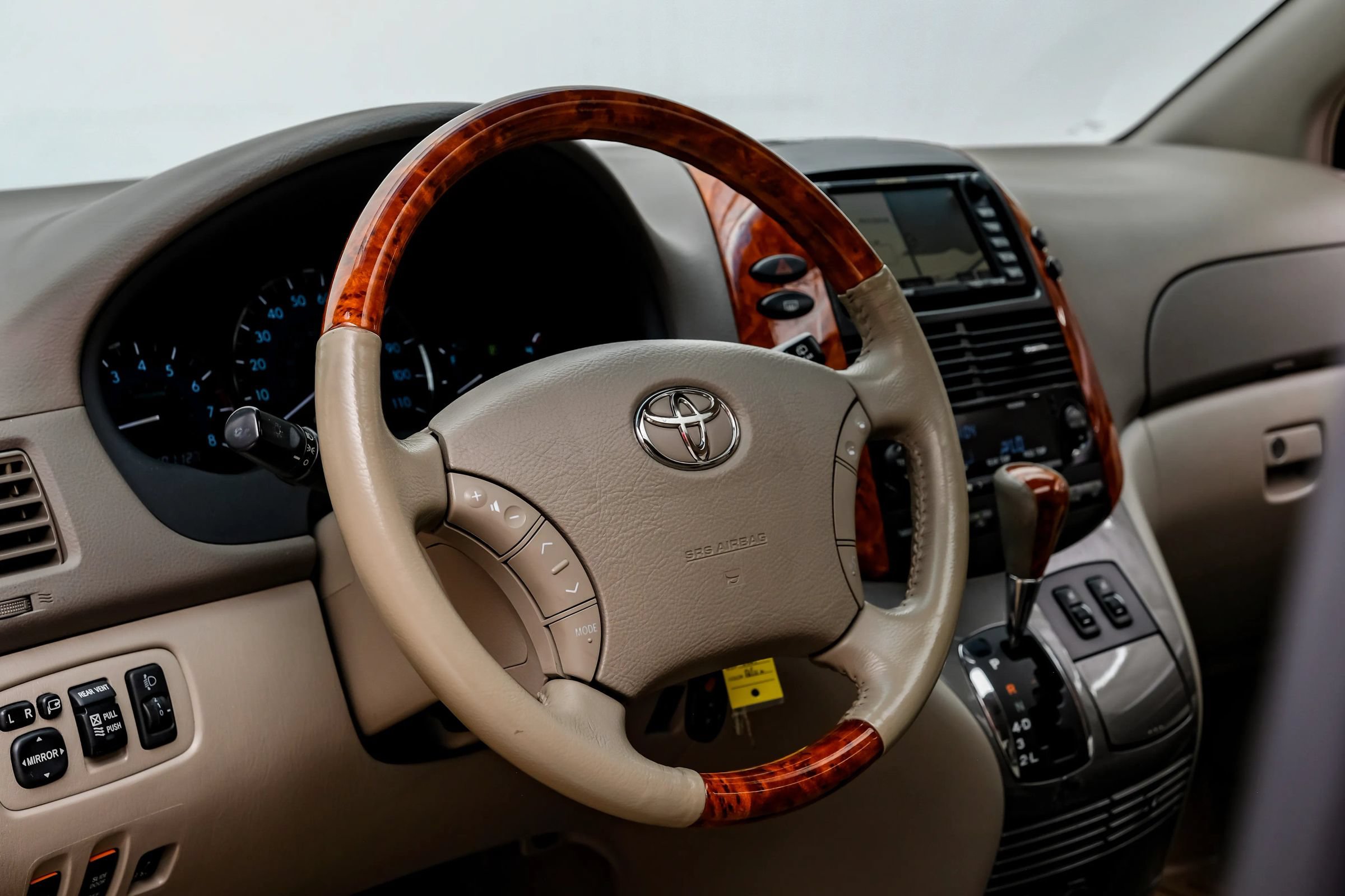 Used 2010 Toyota Sienna XLE Limited FWD image 18