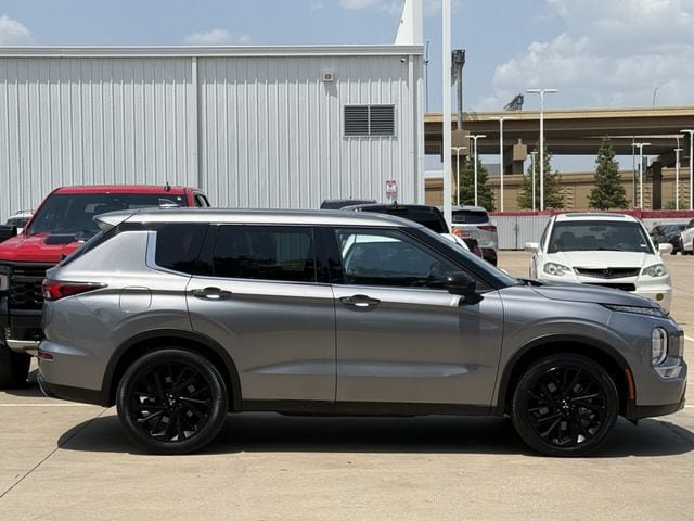 Used 2023 Mitsubishi Outlander SE Black Edition AWD/4WD image 3